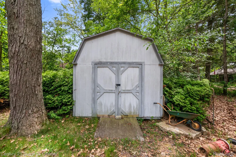 2374 Lakena Road West Bloomfield Charter Township, MI 48324