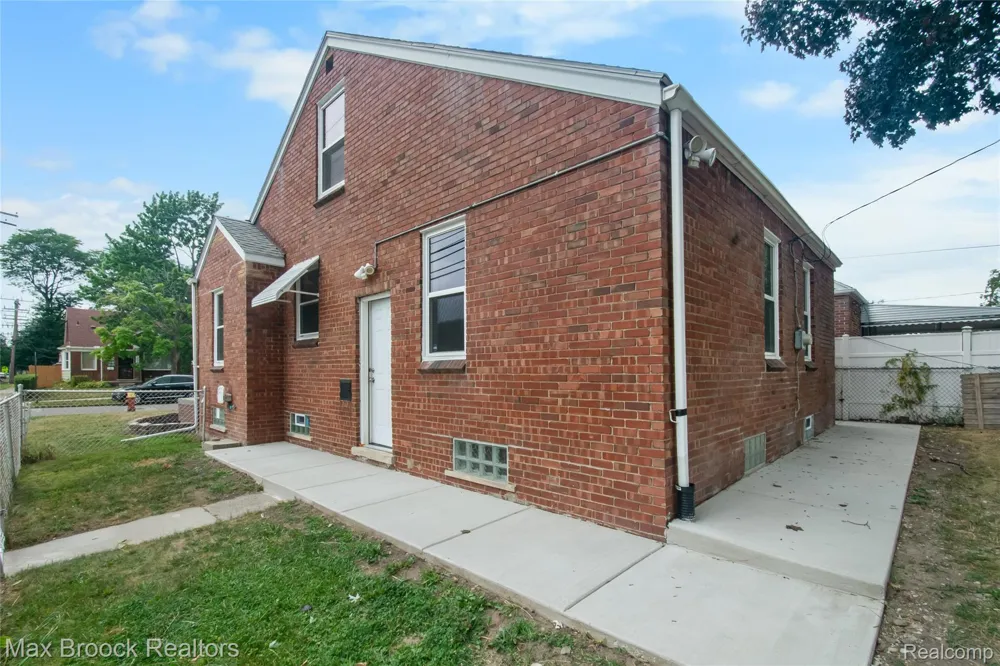 18904 Mallina Street Grosse Pointe City, MI 48236
