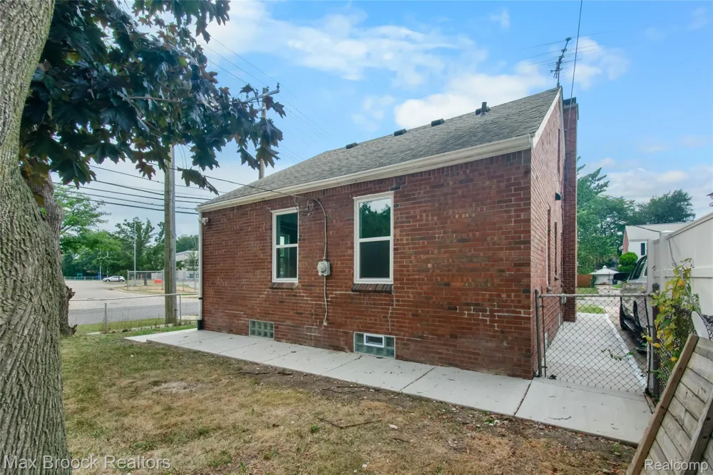 18904 Mallina Street Grosse Pointe City, MI 48236