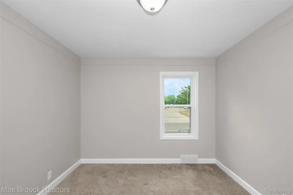 18904 Mallina Street Grosse Pointe City, MI 48236