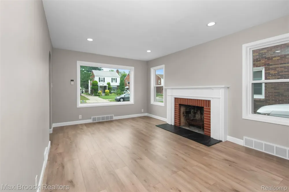 18904 Mallina Street Grosse Pointe City, MI 48236