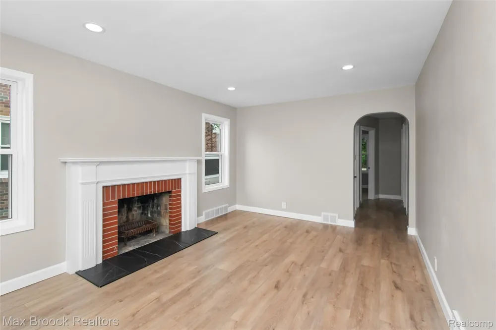 18904 Mallina Street Grosse Pointe City, MI 48236