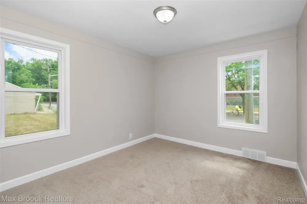 18904 Mallina Street Grosse Pointe City, MI 48236