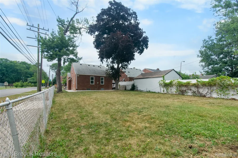 18904 Mallina Street Grosse Pointe City, MI 48236