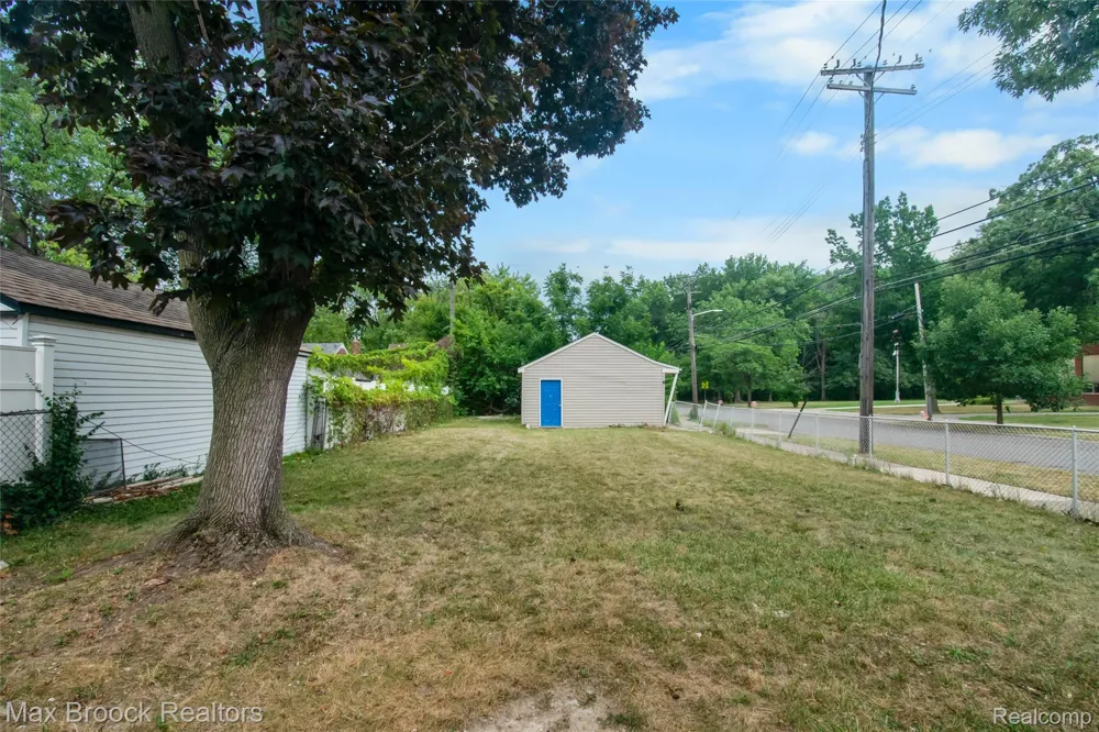 18904 Mallina Street Grosse Pointe City, MI 48236