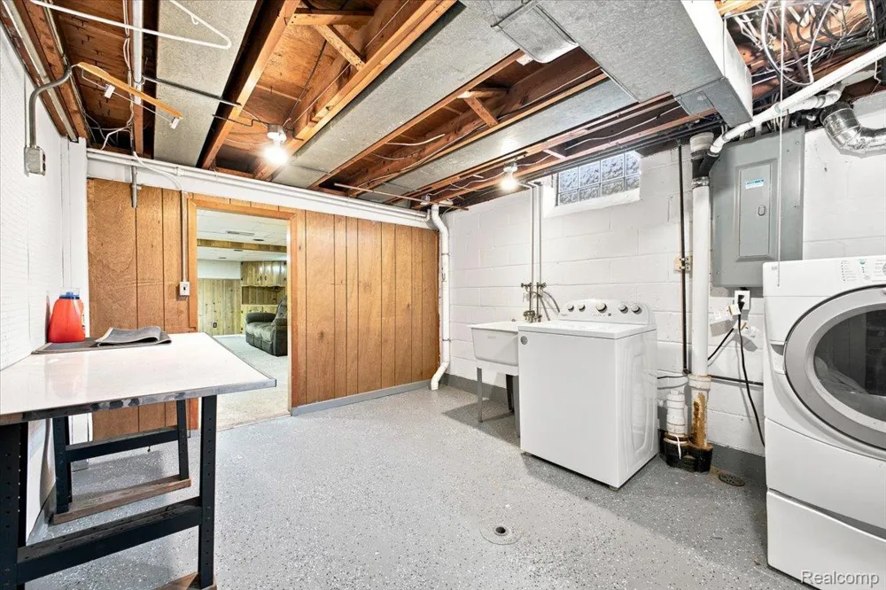 20691 Wedgewood Drive Grosse Pointe Woods City, MI 48236