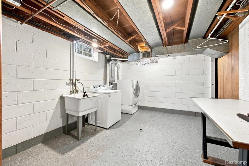 20691 Wedgewood Drive Grosse Pointe Woods City, MI 48236