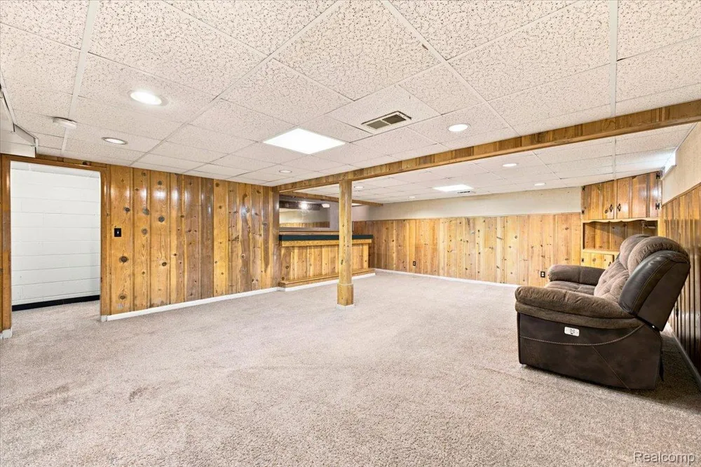 20691 Wedgewood Drive Grosse Pointe Woods City, MI 48236