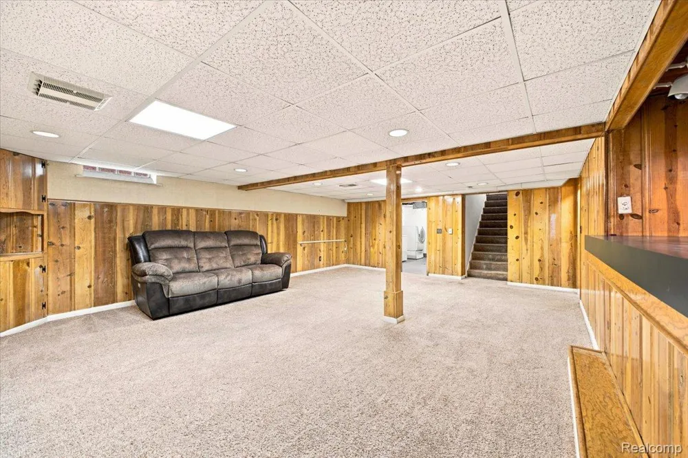 20691 Wedgewood Drive Grosse Pointe Woods City, MI 48236