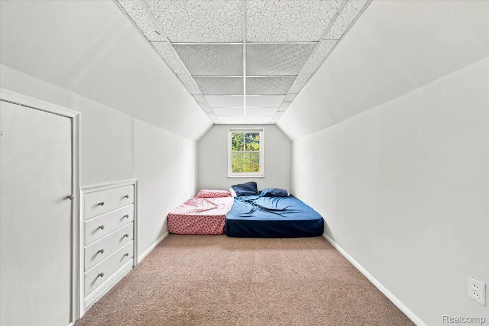 20691 Wedgewood Drive Grosse Pointe Woods City, MI 48236
