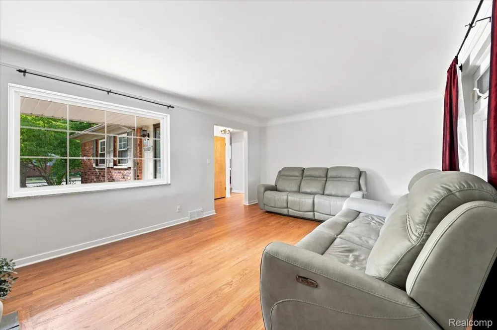 20691 Wedgewood Drive Grosse Pointe Woods City, MI 48236