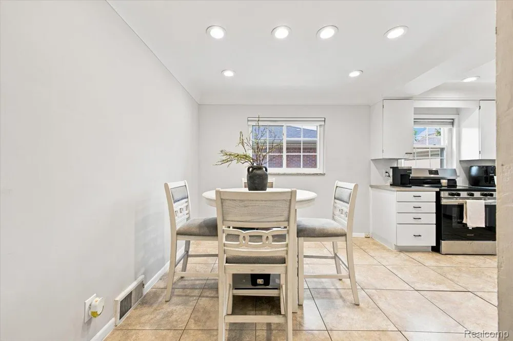 20691 Wedgewood Drive Grosse Pointe Woods City, MI 48236