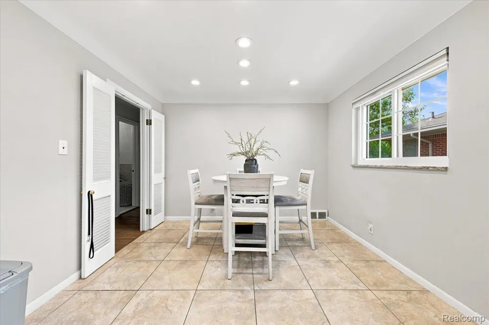 20691 Wedgewood Drive Grosse Pointe Woods City, MI 48236