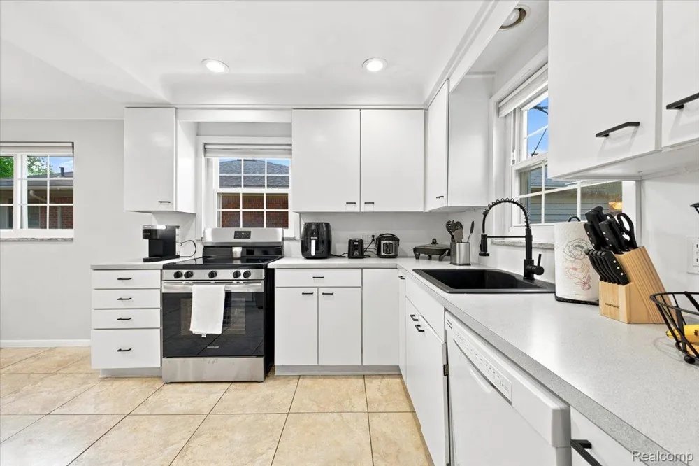 20691 Wedgewood Drive Grosse Pointe Woods City, MI 48236