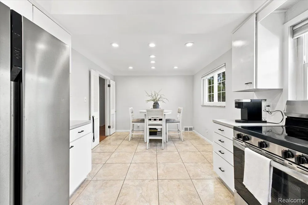 20691 Wedgewood Drive Grosse Pointe Woods City, MI 48236