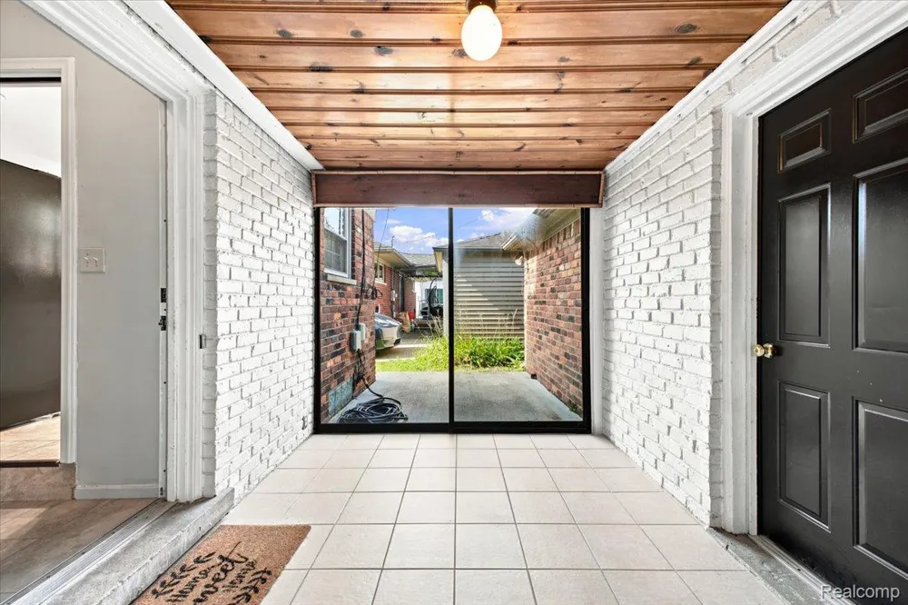 20691 Wedgewood Drive Grosse Pointe Woods City, MI 48236