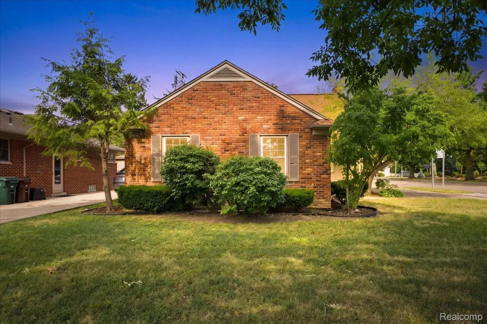 20691 Wedgewood Drive Grosse Pointe Woods City, MI 48236