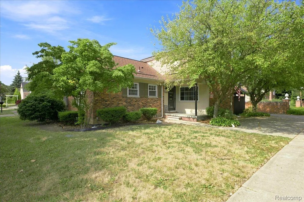 20691 Wedgewood Drive Grosse Pointe Woods City, MI 48236