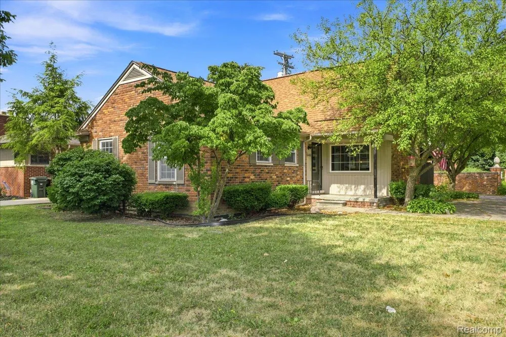 20691 Wedgewood Drive Grosse Pointe Woods City, MI 48236