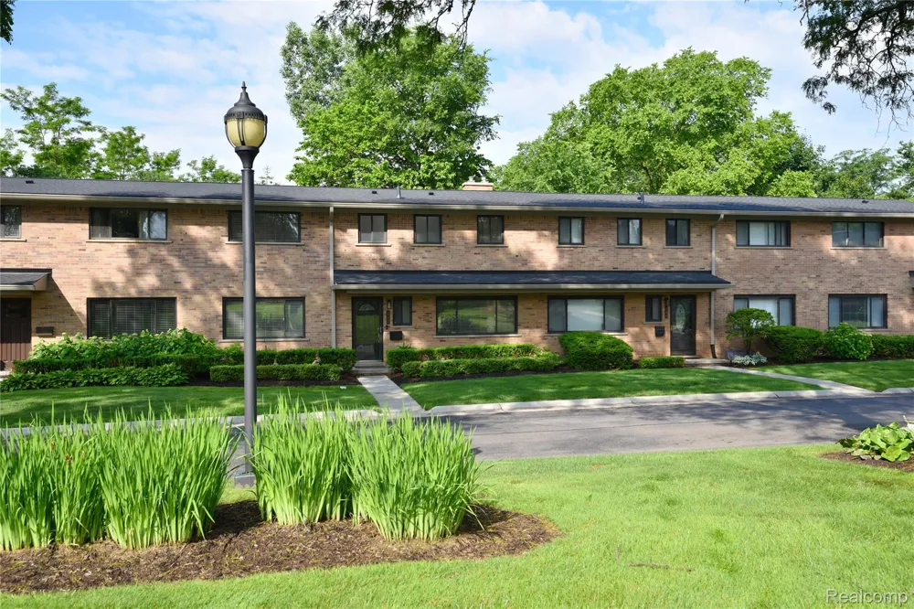 142 E Hickory Grove Road #3 Bloomfield Hills City, MI 48304