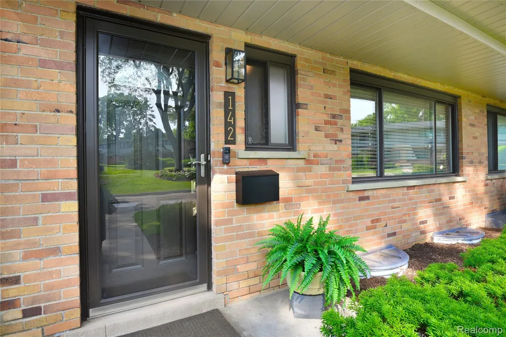 142 E Hickory Grove Road #3 Bloomfield Hills City, MI 48304