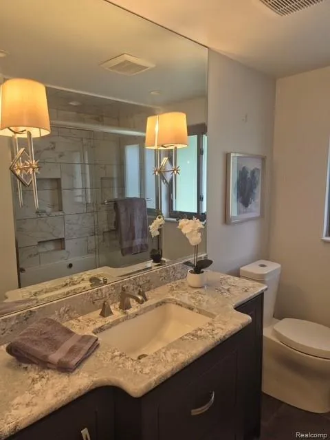142 E Hickory Grove Road #3 Bloomfield Hills City, MI 48304