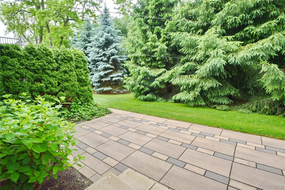 142 E Hickory Grove Road #3 Bloomfield Hills City, MI 48304
