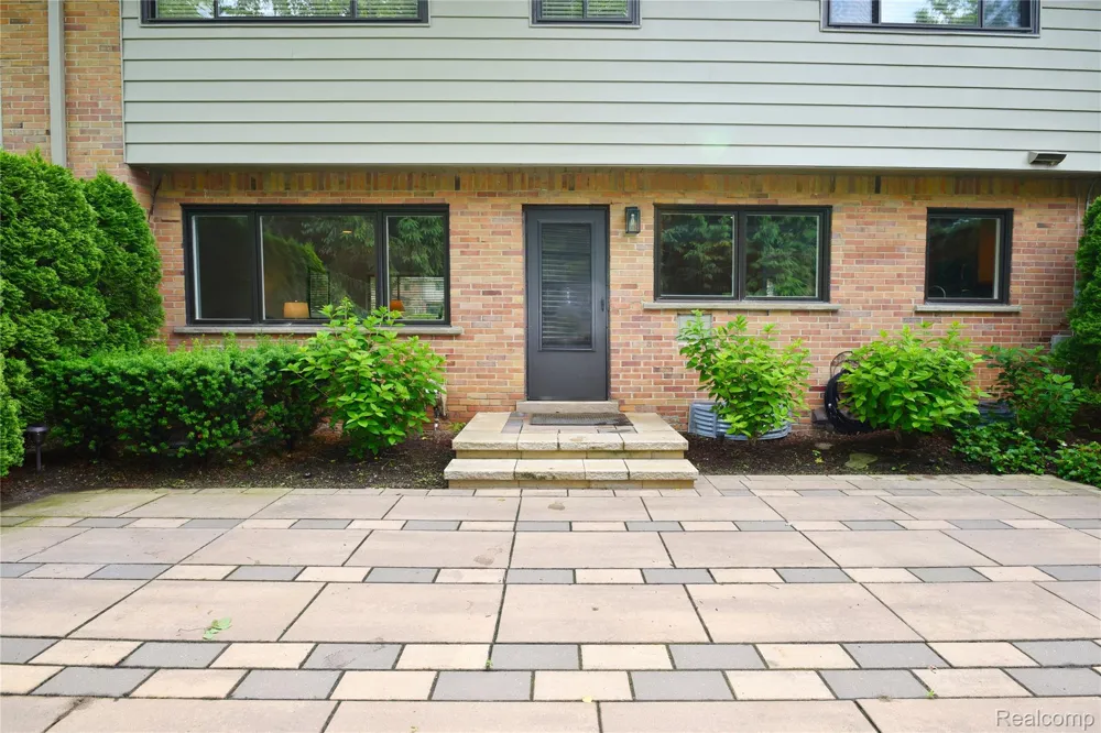 142 E Hickory Grove Road #3 Bloomfield Hills City, MI 48304