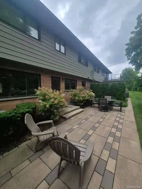 142 E Hickory Grove Road #3 Bloomfield Hills City, MI 48304