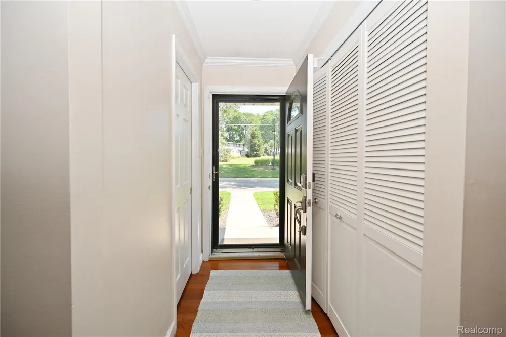 142 E Hickory Grove Road #3 Bloomfield Hills City, MI 48304