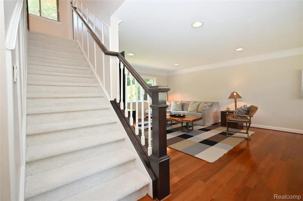 142 E Hickory Grove Road #3 Bloomfield Hills City, MI 48304