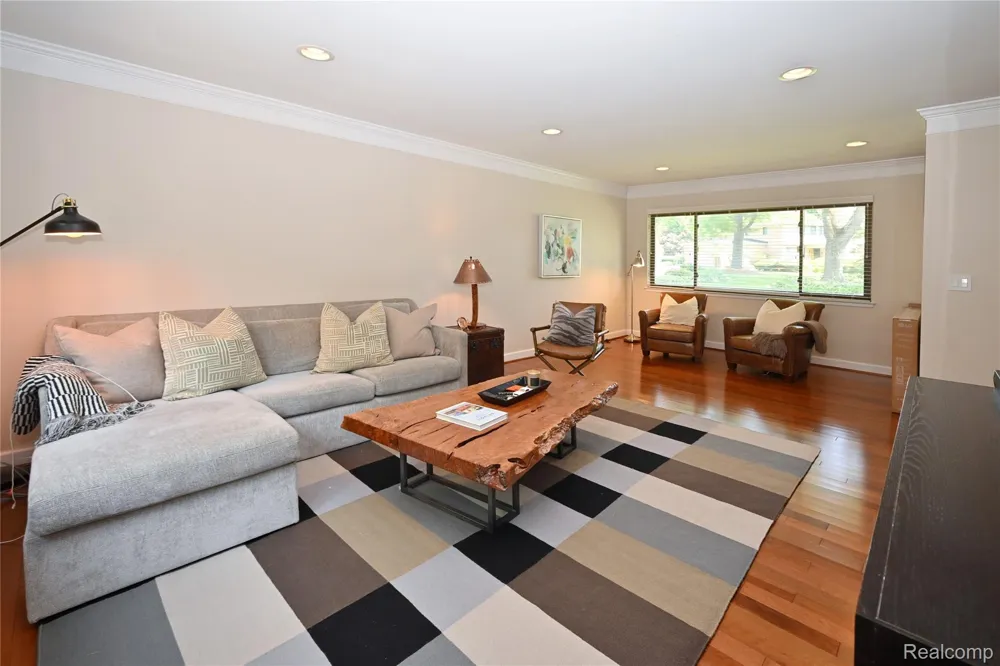 142 E Hickory Grove Road #3 Bloomfield Hills City, MI 48304