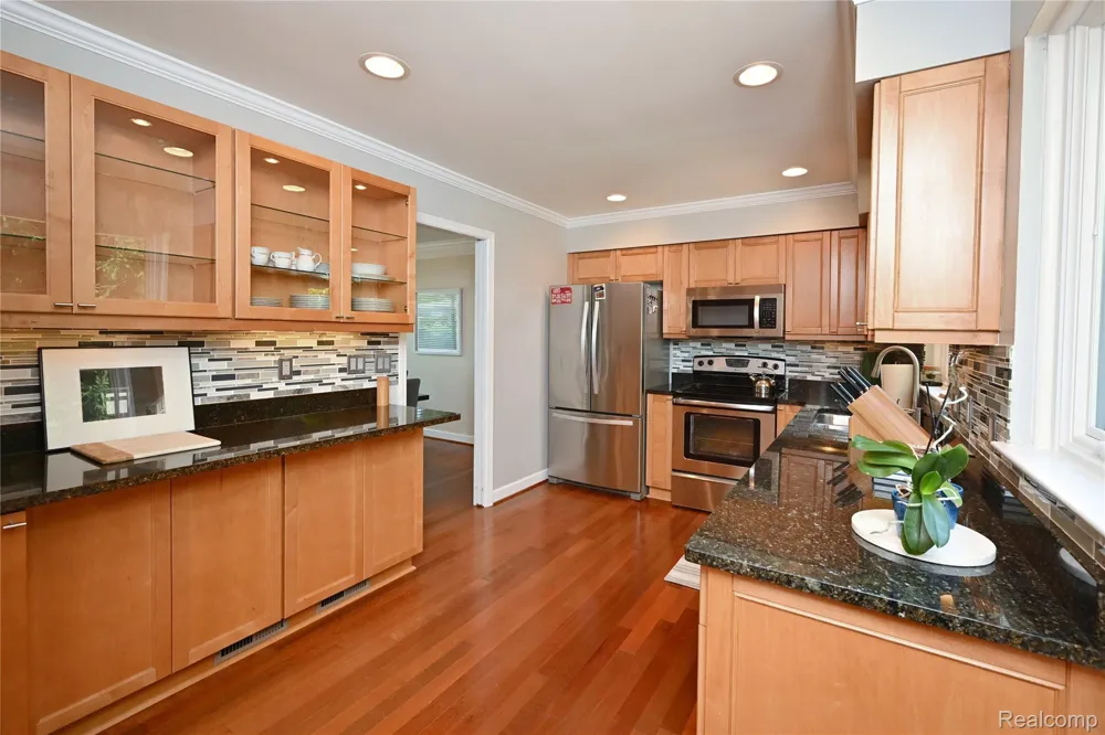 142 E Hickory Grove Road #3 Bloomfield Hills City, MI 48304