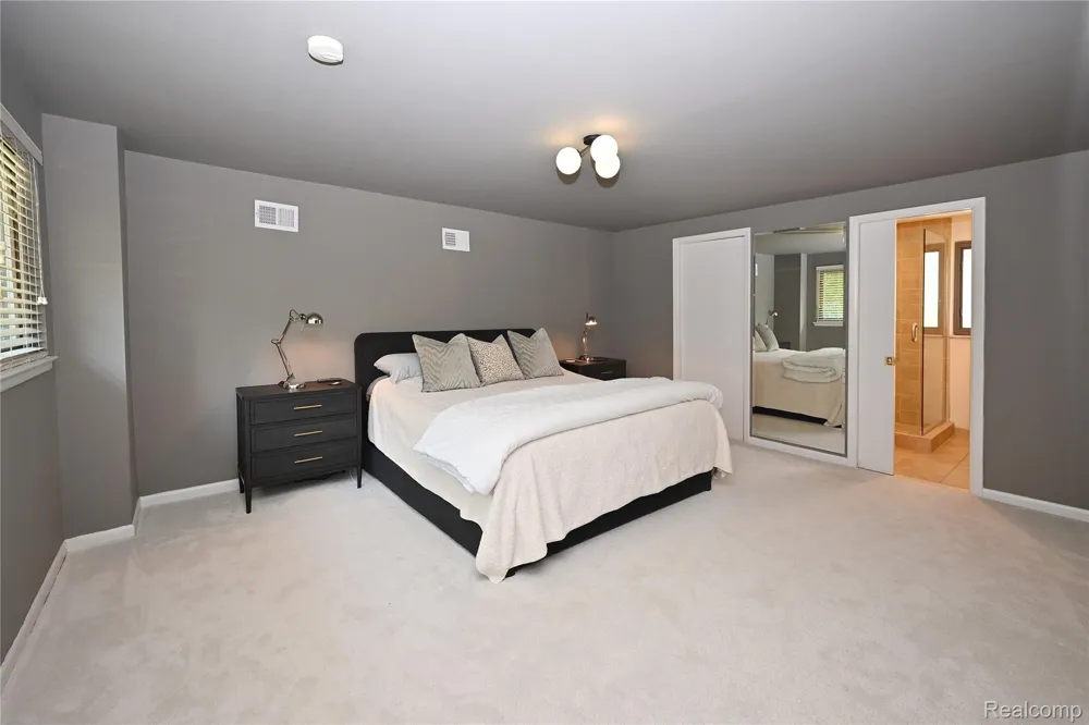 142 E Hickory Grove Road #3 Bloomfield Hills City, MI 48304