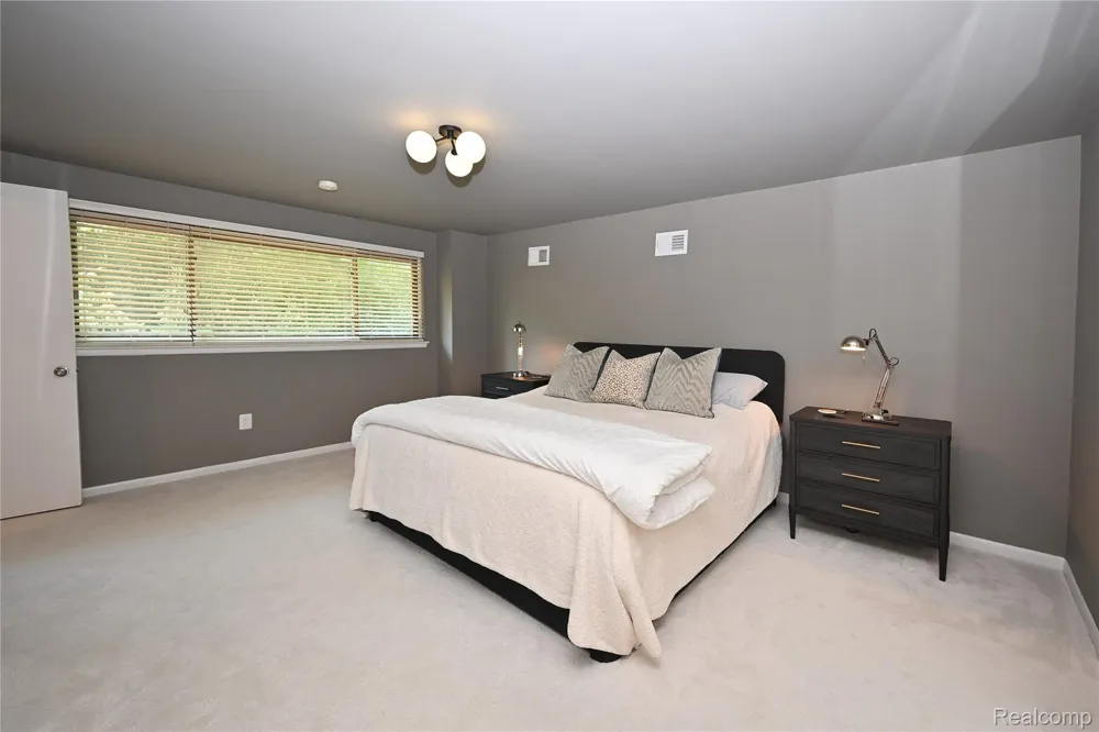 142 E Hickory Grove Road #3 Bloomfield Hills City, MI 48304