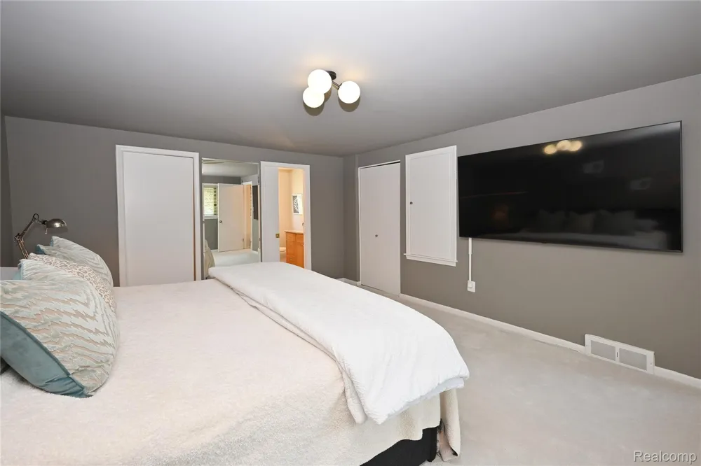 142 E Hickory Grove Road #3 Bloomfield Hills City, MI 48304