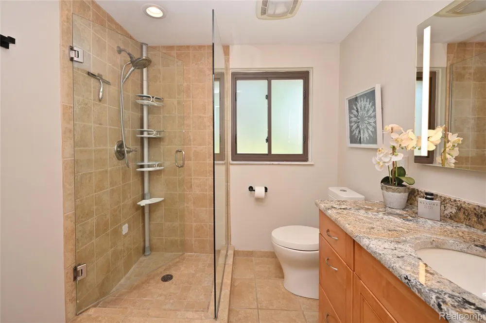 142 E Hickory Grove Road #3 Bloomfield Hills City, MI 48304