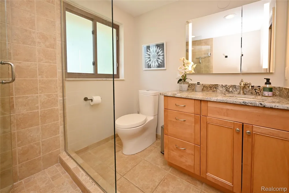 142 E Hickory Grove Road #3 Bloomfield Hills City, MI 48304