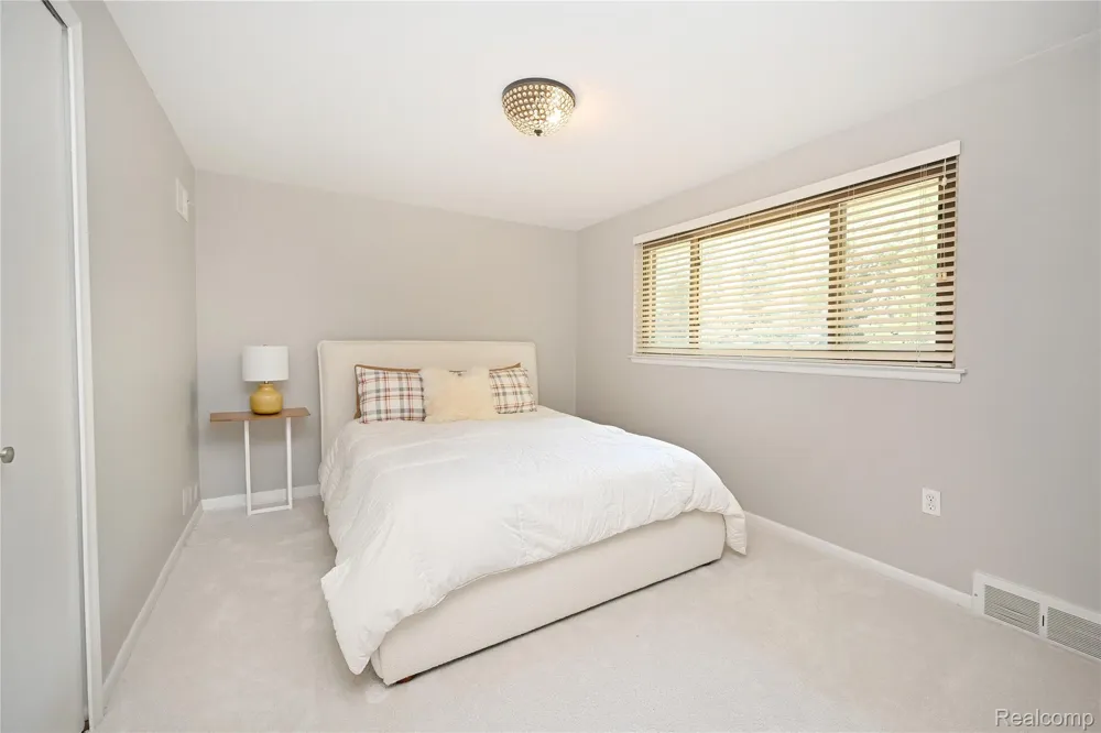 142 E Hickory Grove Road #3 Bloomfield Hills City, MI 48304