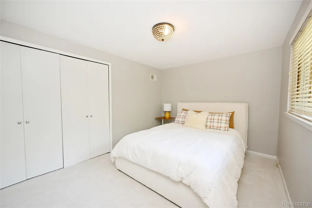 142 E Hickory Grove Road #3 Bloomfield Hills City, MI 48304