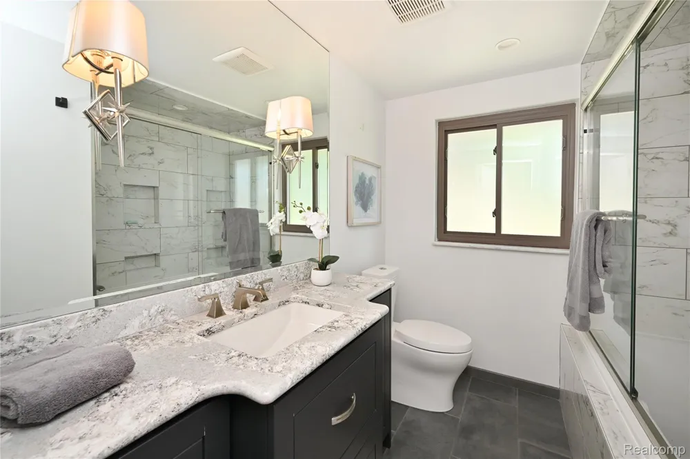 142 E Hickory Grove Road #3 Bloomfield Hills City, MI 48304