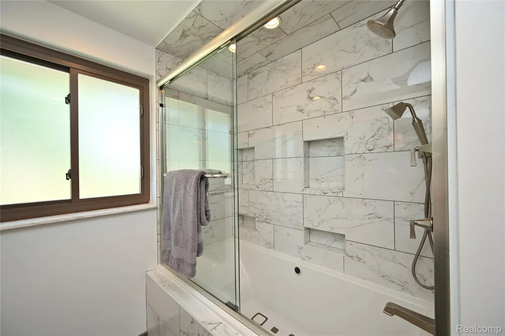 142 E Hickory Grove Road #3 Bloomfield Hills City, MI 48304