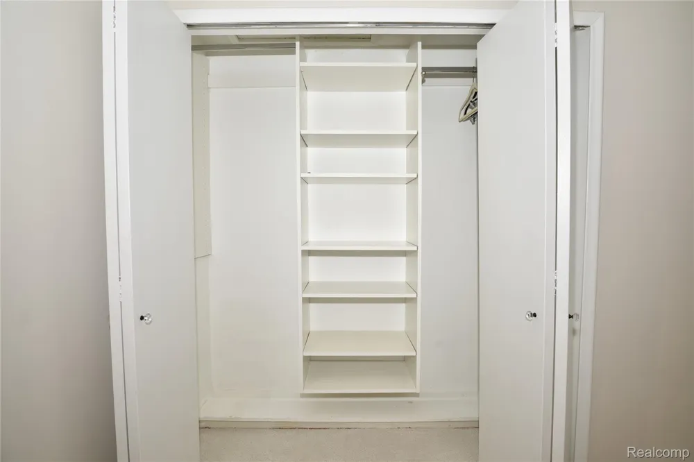 142 E Hickory Grove Road #3 Bloomfield Hills City, MI 48304