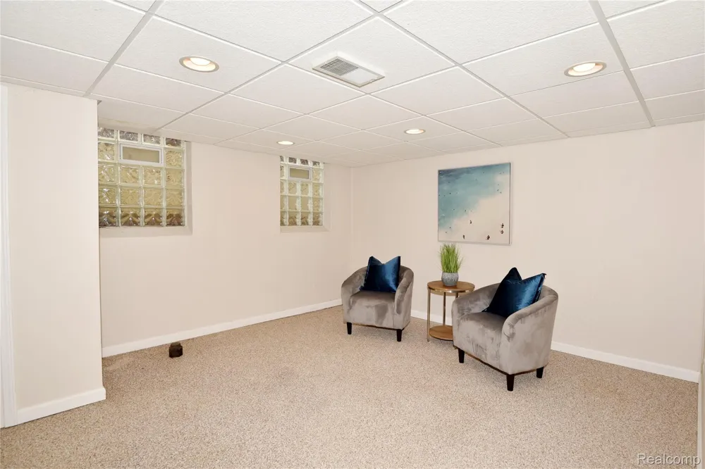 142 E Hickory Grove Road #3 Bloomfield Hills City, MI 48304