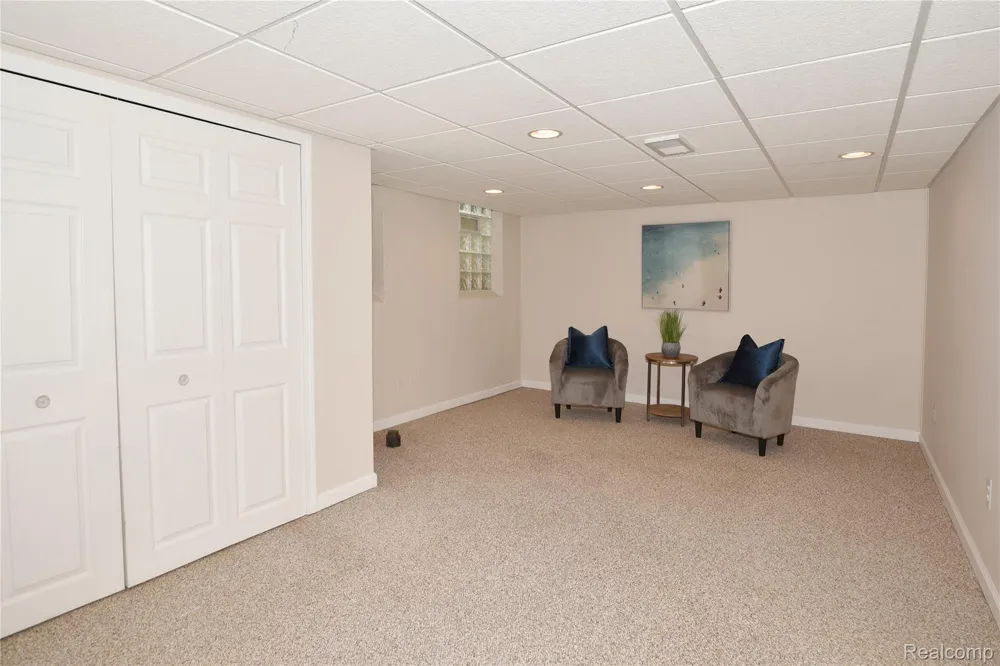 142 E Hickory Grove Road #3 Bloomfield Hills City, MI 48304