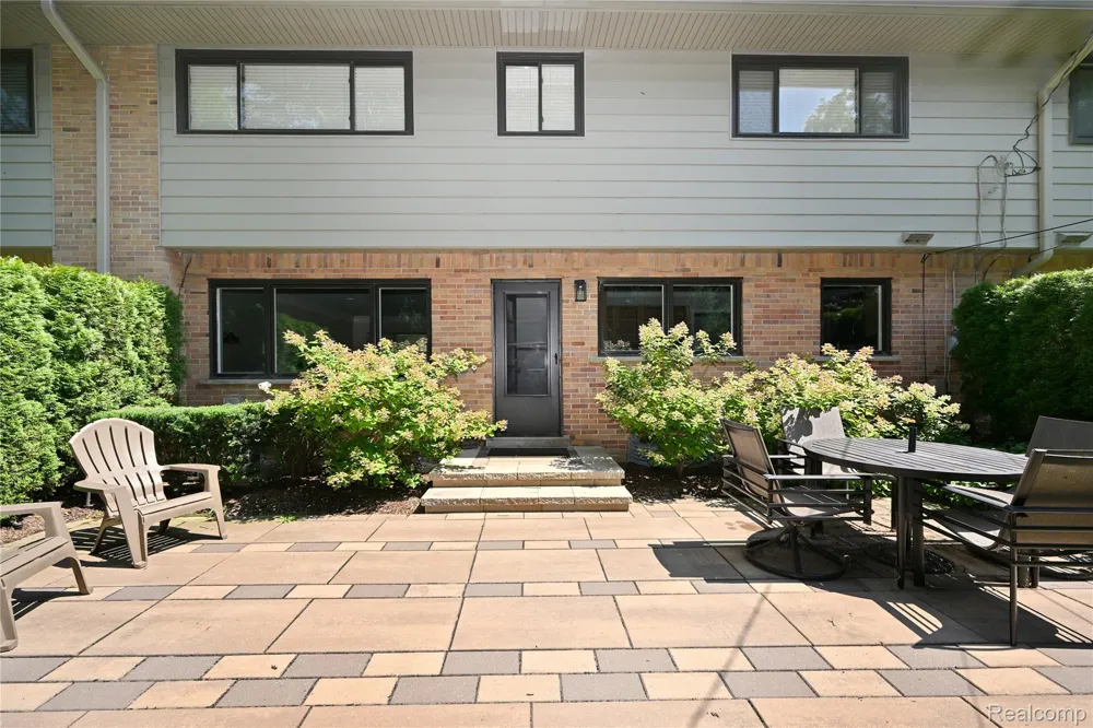 142 E Hickory Grove Road #3 Bloomfield Hills City, MI 48304