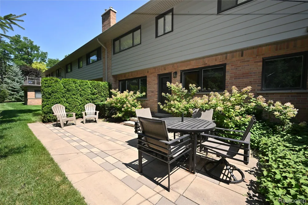 142 E Hickory Grove Road #3 Bloomfield Hills City, MI 48304