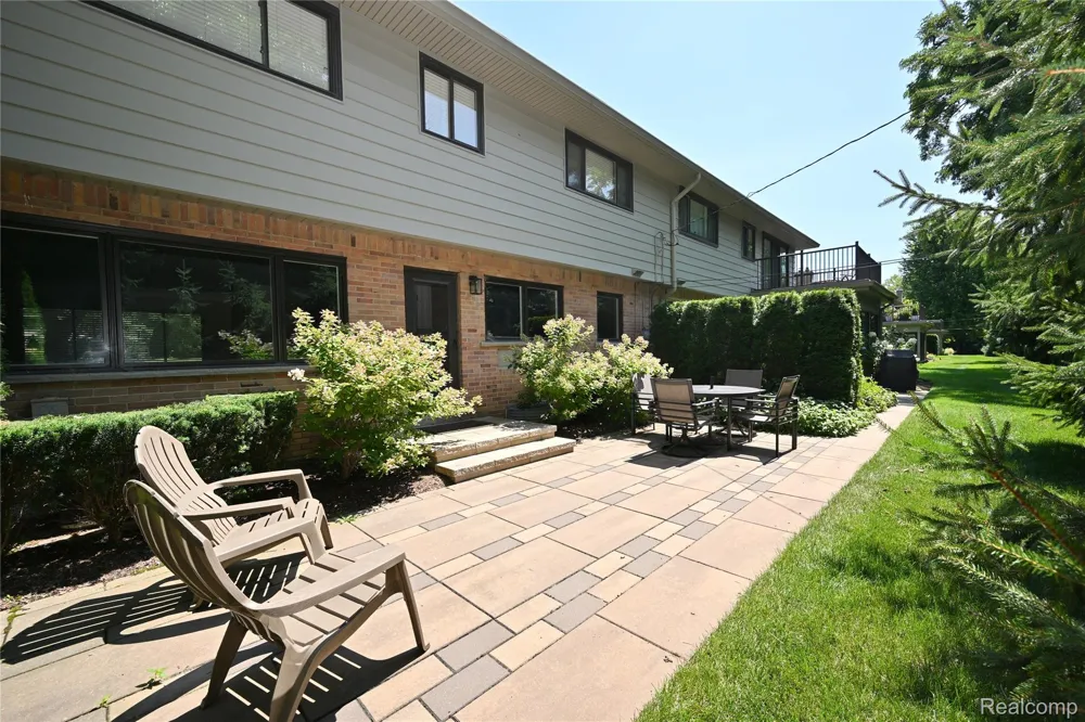 142 E Hickory Grove Road #3 Bloomfield Hills City, MI 48304