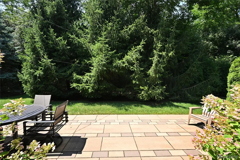 142 E Hickory Grove Road #3 Bloomfield Hills City, MI 48304