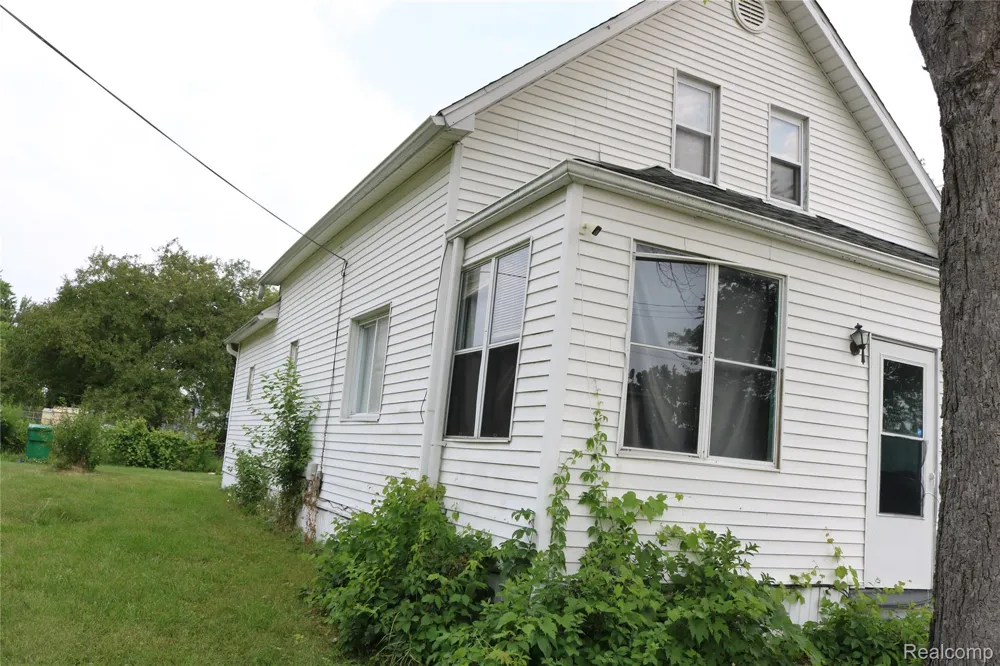 2703 Narloch Street Saginaw City, MI 48601